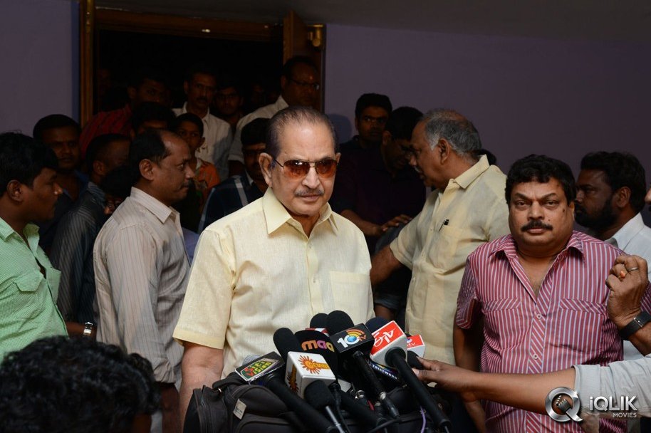 1-Nenokkadine-Hungama-at-RTC-Cross-Roads